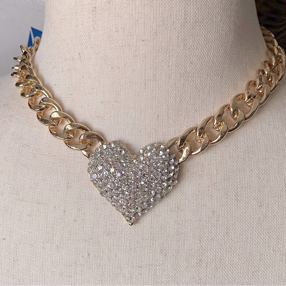 BOUTIQUE GOLD COLOR NECKLACE WITH RHINESTONE HEART - Picture 1 of 8